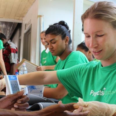 Female intern giving nutrition advice to Fijians as part of her nutrition internship in Fiji with Projects Abroad. Projects Abroad Intern giving nutritional advice whilst on nutritional internship in Fiji.